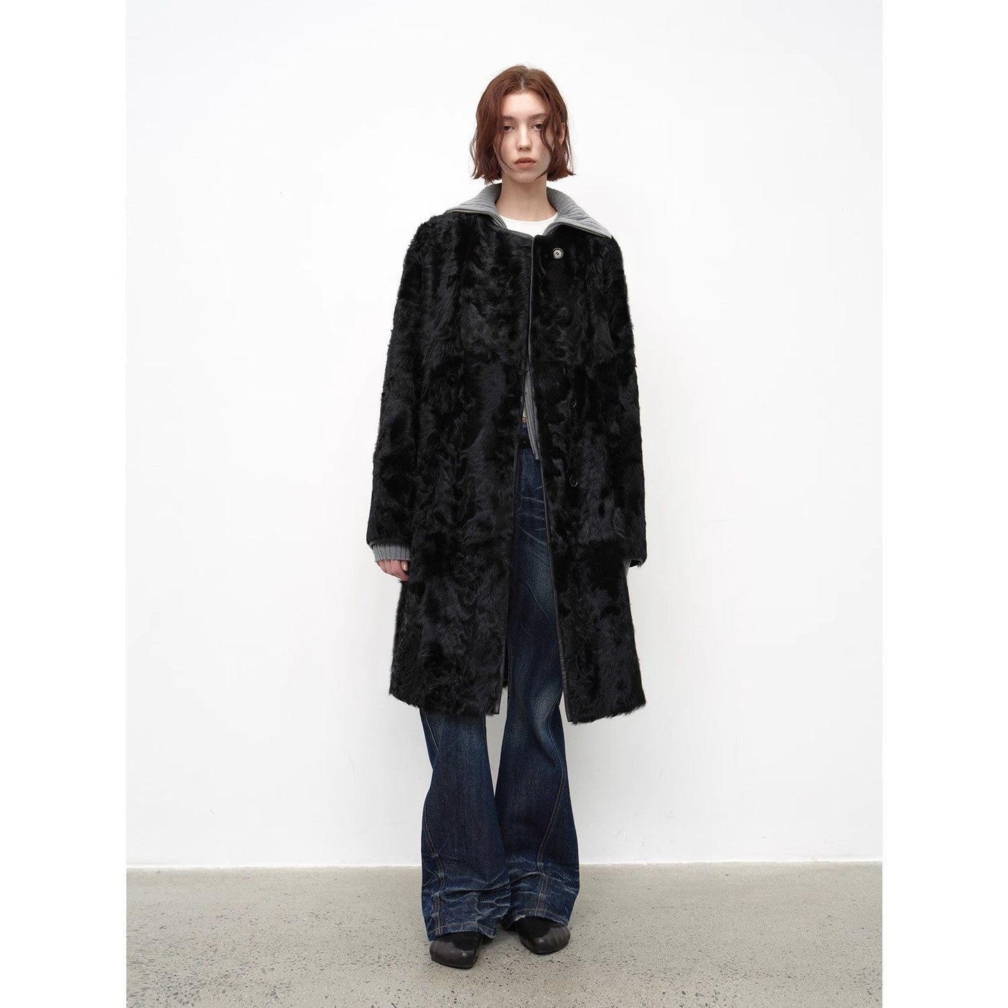 Langer Schafsfellmantel mit gekräuselter Wolle - Pure Wärme und zeitlose Eleganz