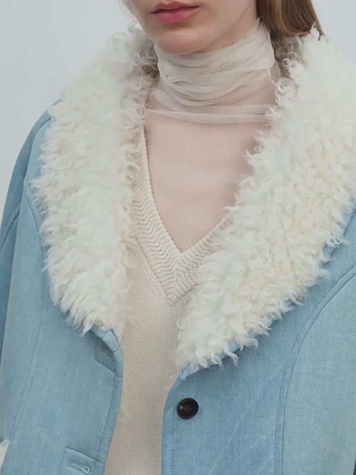 Short premium wool coat with contrast collar - Elegance and warmth