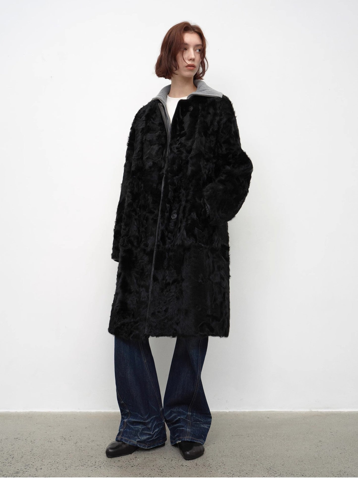 Langer Schafsfellmantel mit gekräuselter Wolle - Pure Wärme und zeitlose Eleganz