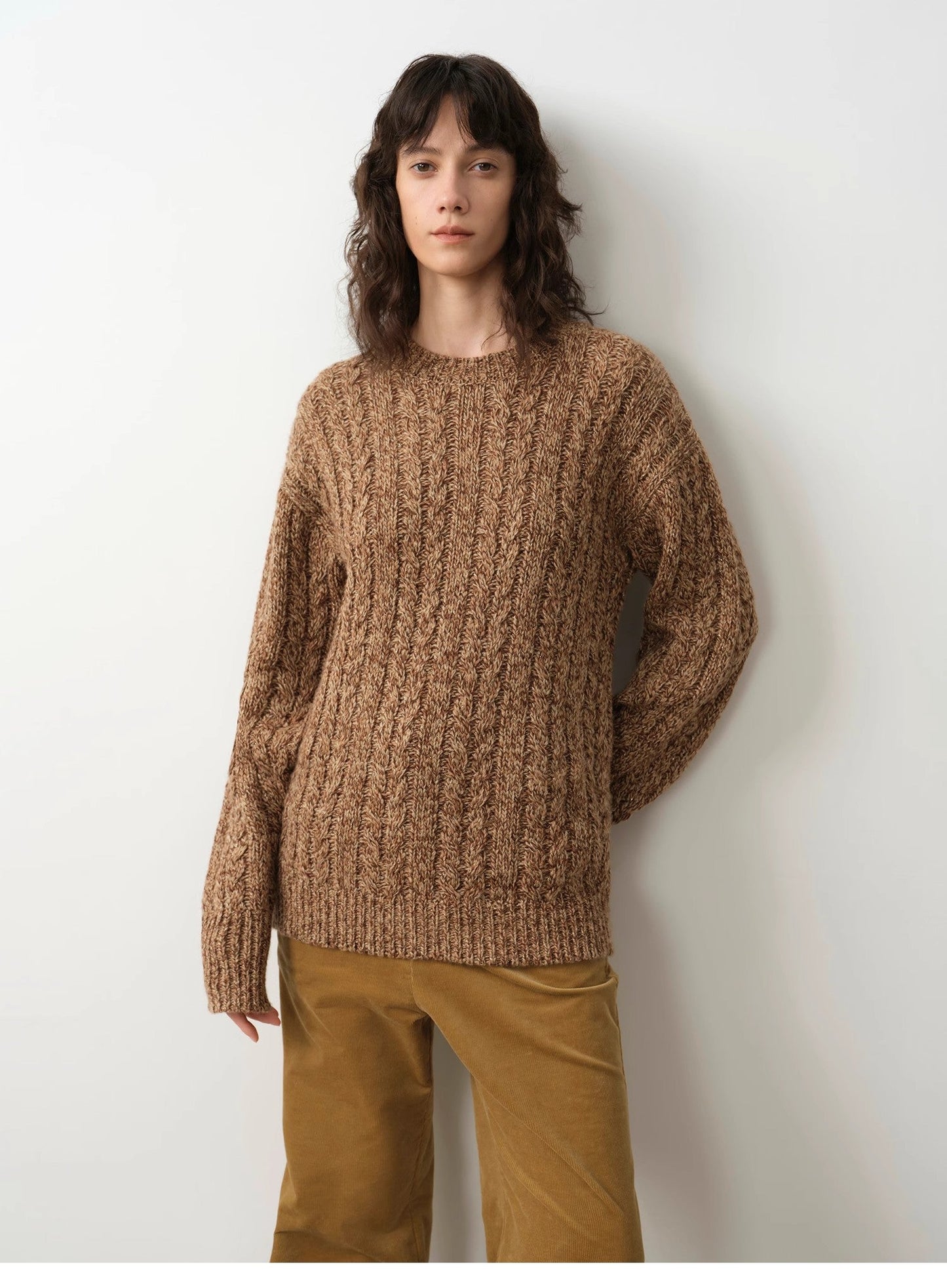 Loose-fitting premium wool crew neck sweater - Natural warmth and style