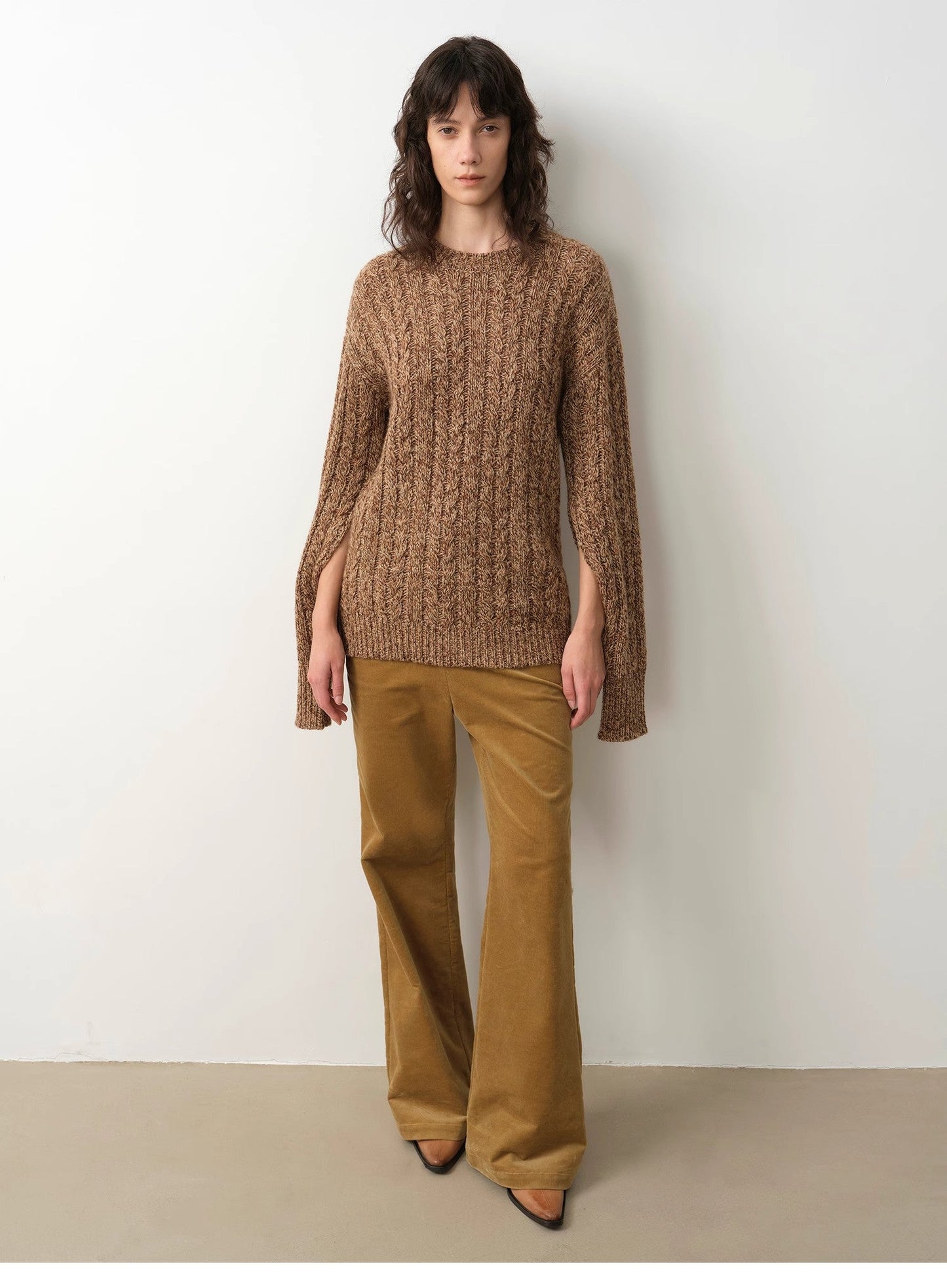 Loose-fitting premium wool crew neck sweater - Natural warmth and style