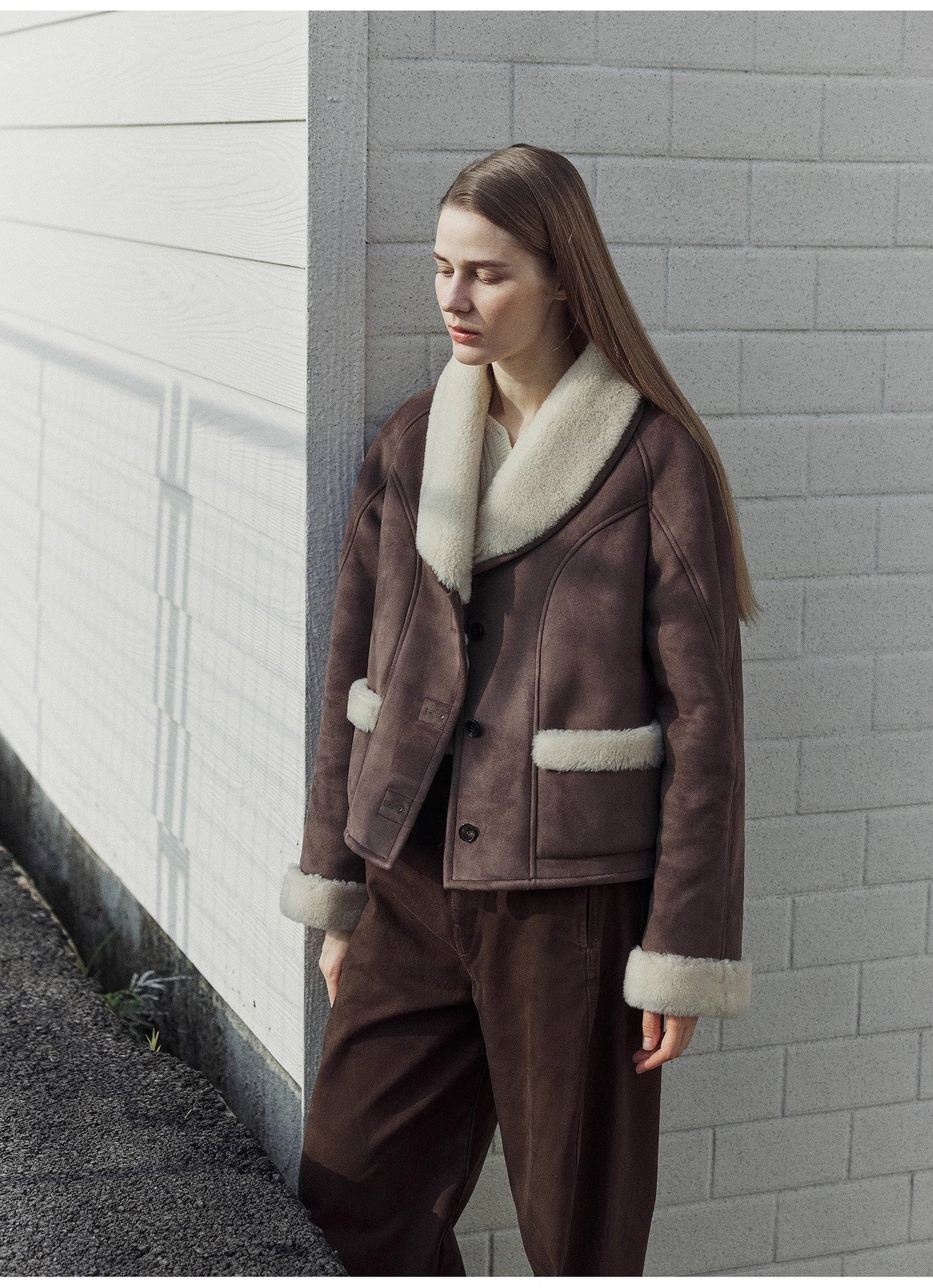 Short premium wool coat with contrast collar - Elegance and warmth