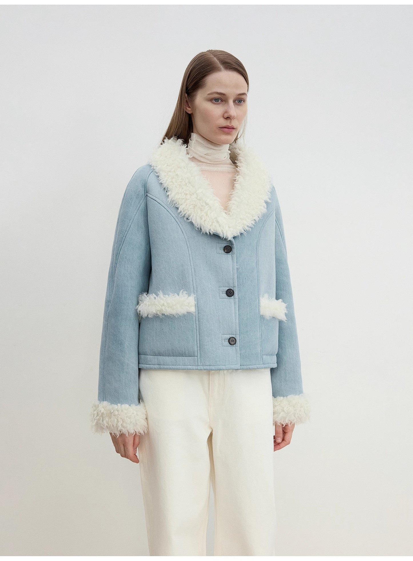 Short premium wool coat with contrast collar - Elegance and warmth