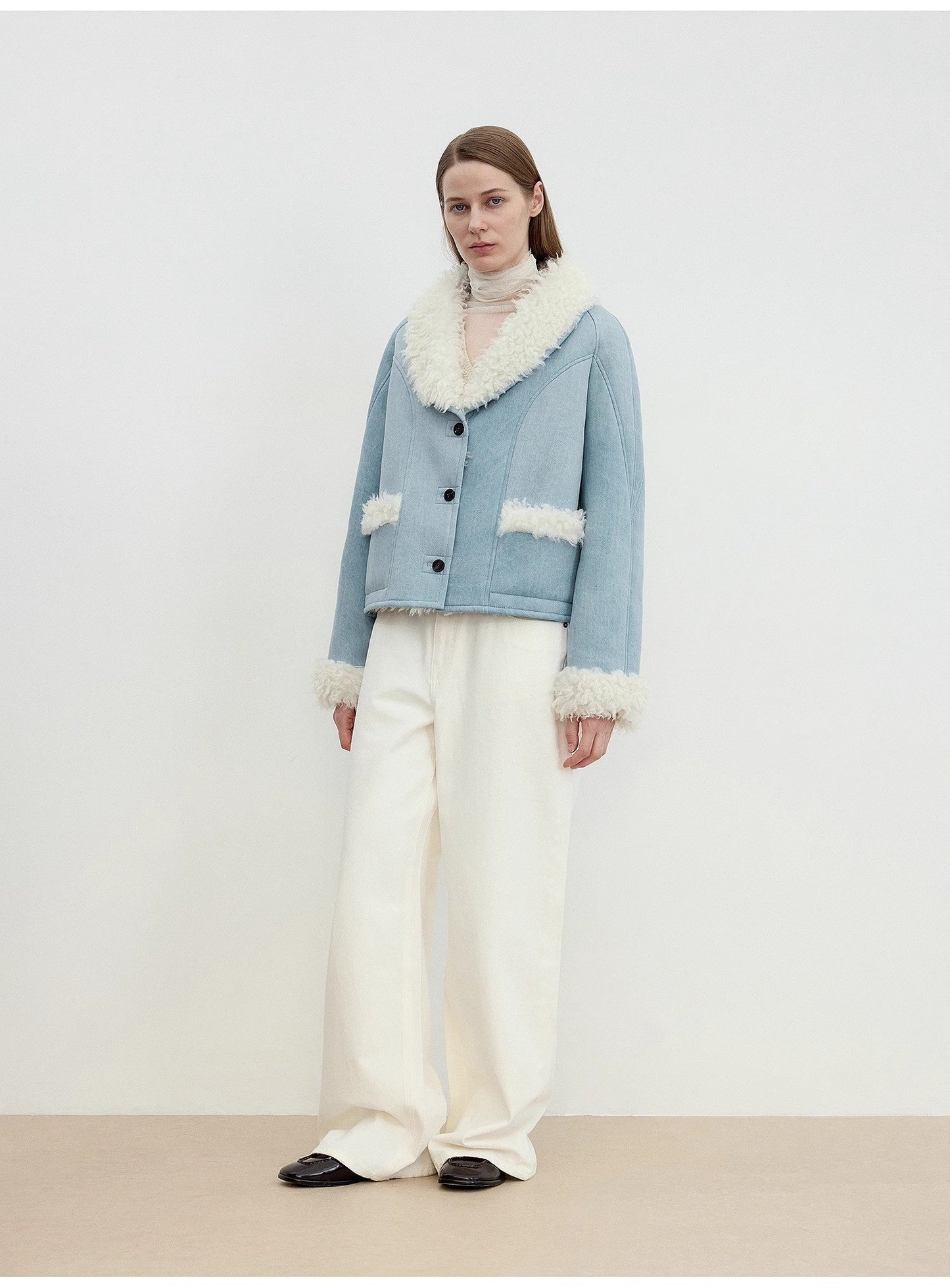 Short premium wool coat with contrast collar - Elegance and warmth