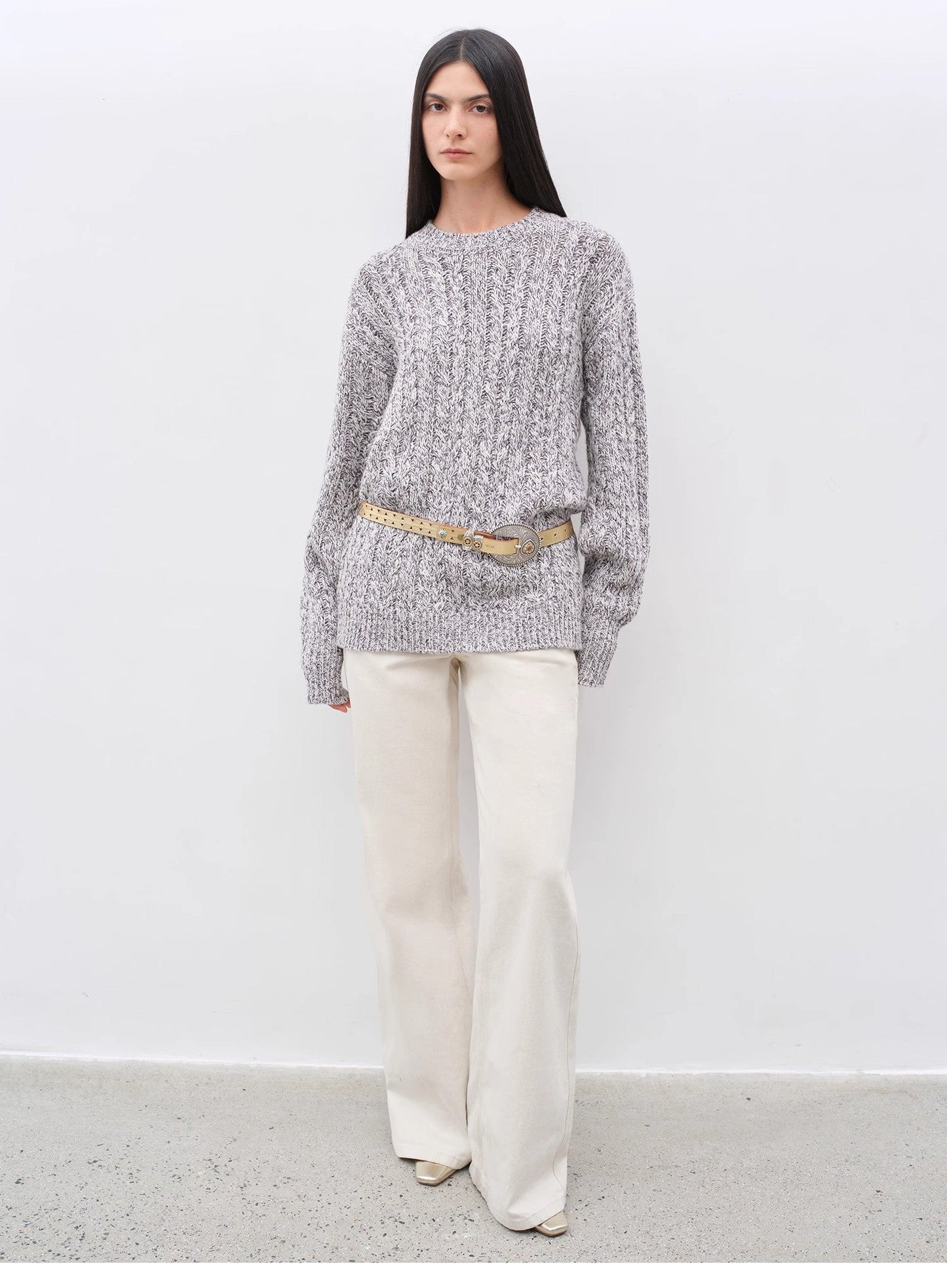 Loose-fitting premium wool crew neck sweater - Natural warmth and style