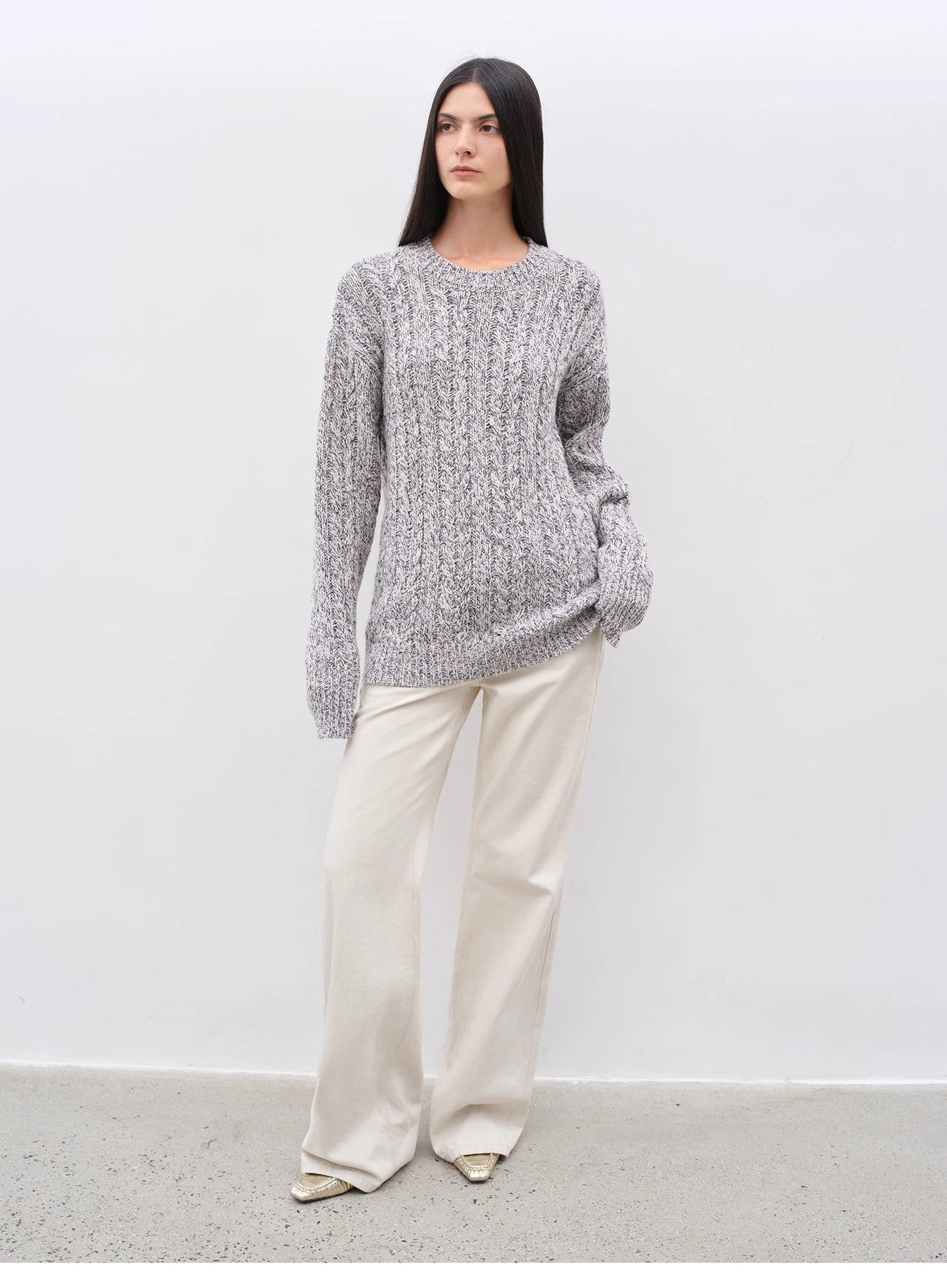 Loose-fitting premium wool crew neck sweater - Natural warmth and style