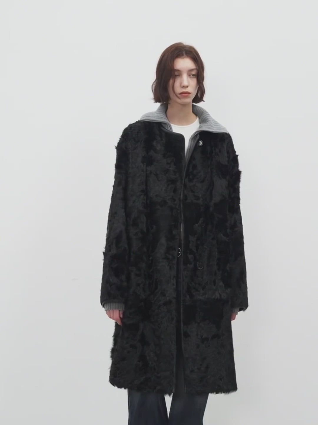 Langer Schafsfellmantel mit gekräuselter Wolle - Pure Wärme und zeitlose Eleganz