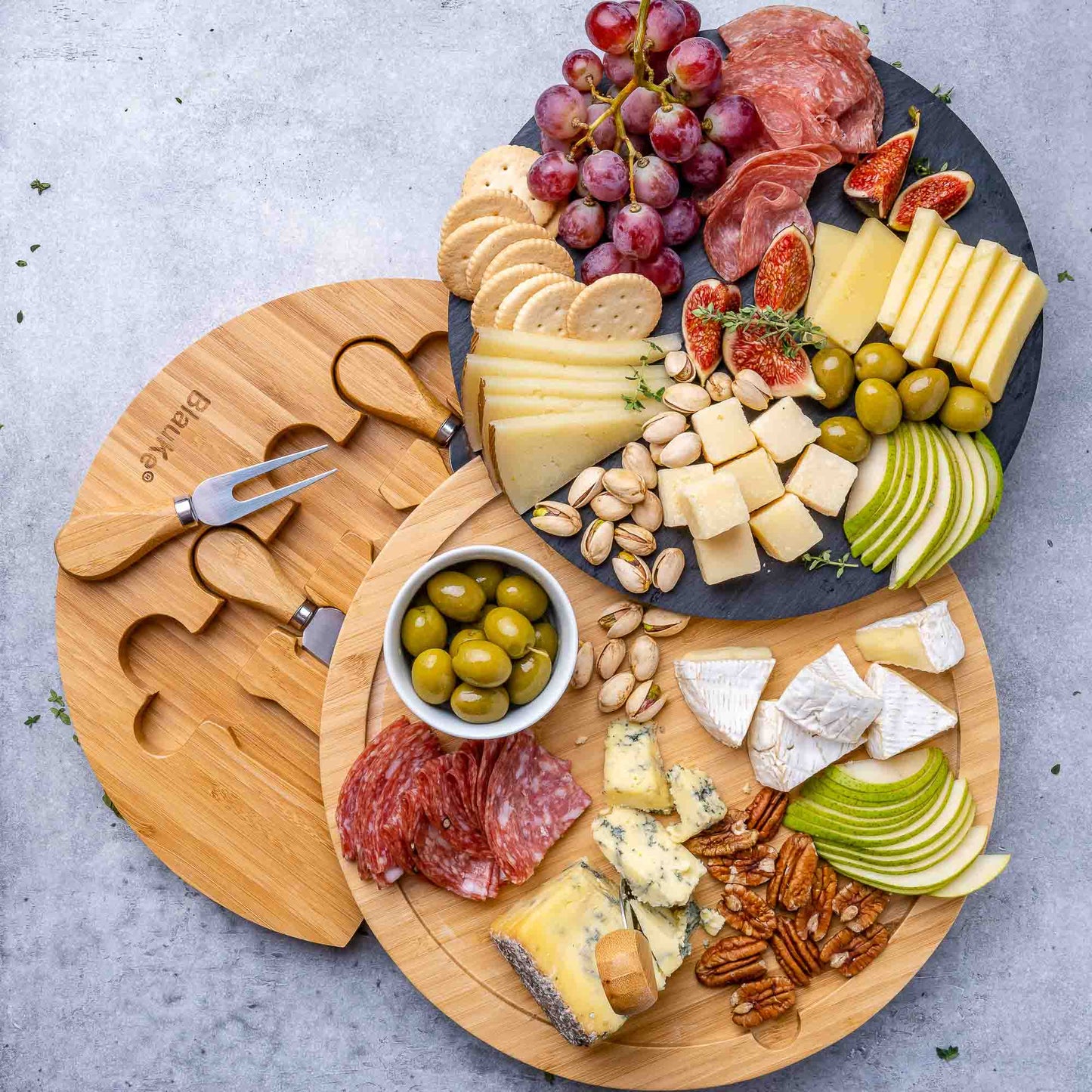 Bamboo round cheese board with slate and knife set - Elegance on your table
