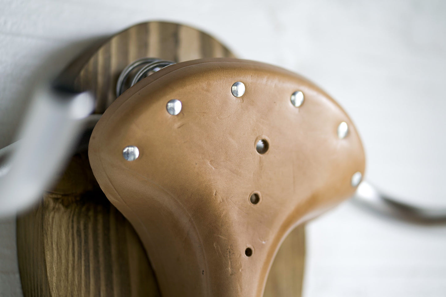 Soporte de pared artesanal para bicicleta – Diseño exclusivo en madera