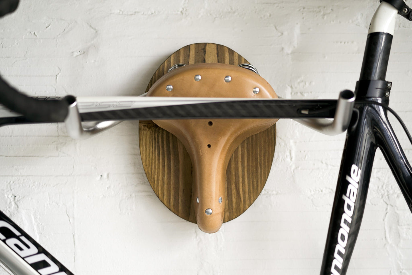 Soporte de pared artesanal para bicicleta – Diseño exclusivo en madera