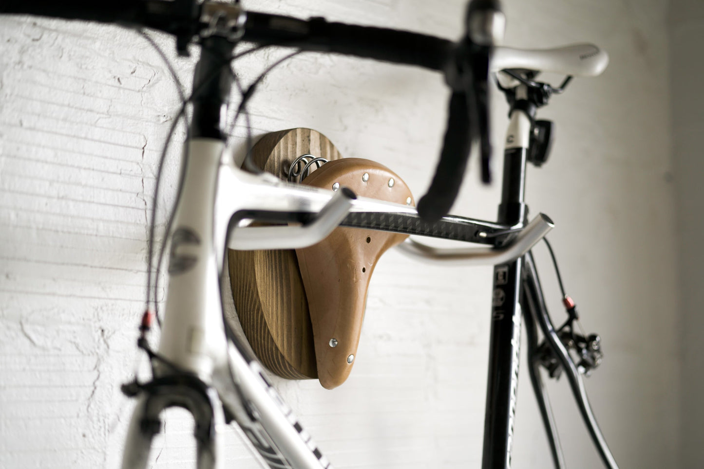 Soporte de pared artesanal para bicicleta – Diseño exclusivo en madera