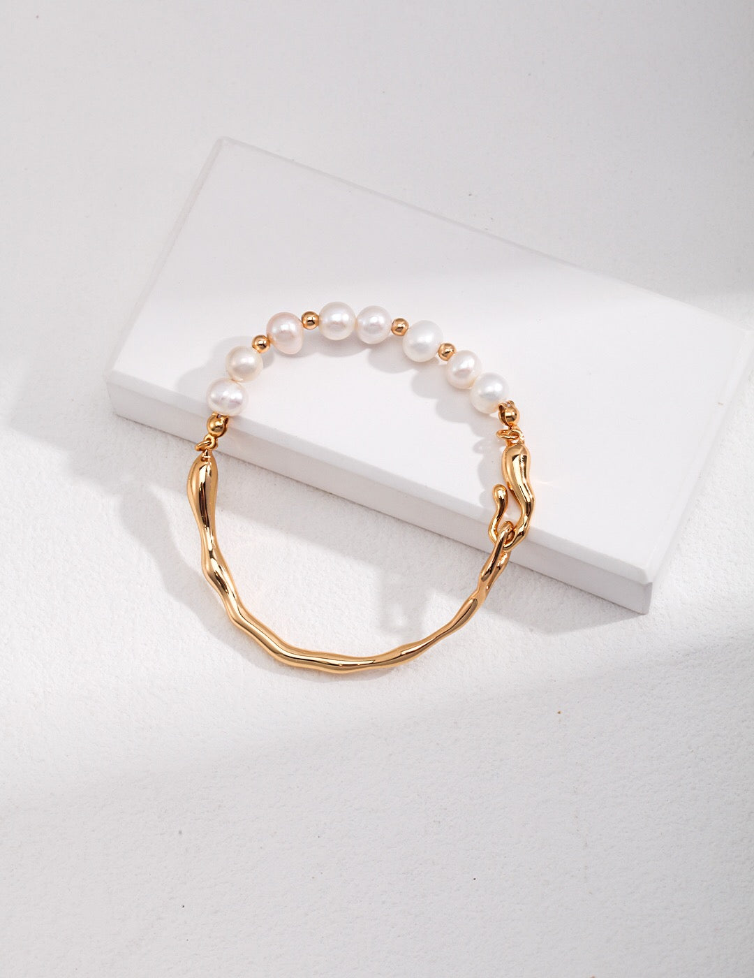 Pulsera de oro con perlas de agua dulce – Elegancia artesanal para un estilo único