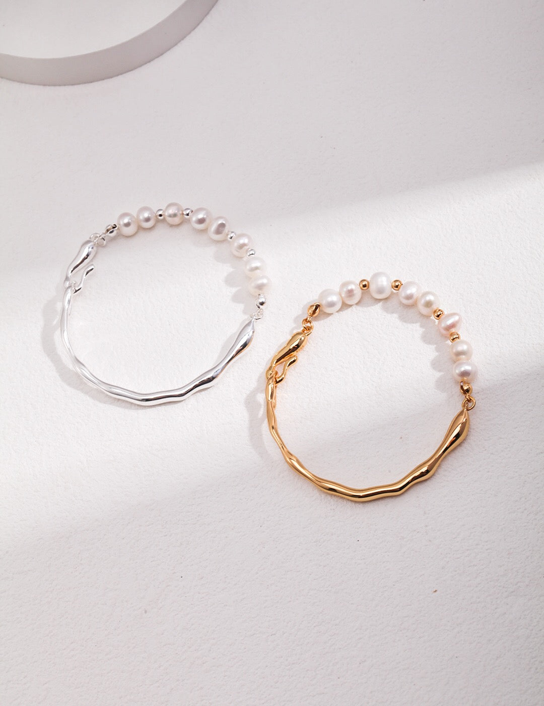 Pulsera de oro con perlas de agua dulce – Elegancia artesanal para un estilo único