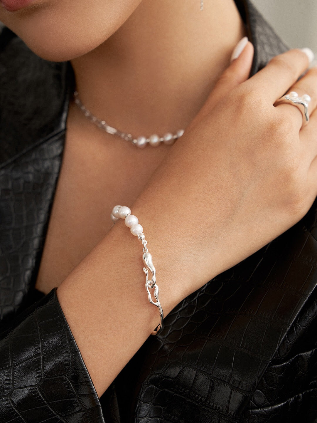 Pulsera de oro con perlas de agua dulce – Elegancia artesanal para un estilo único