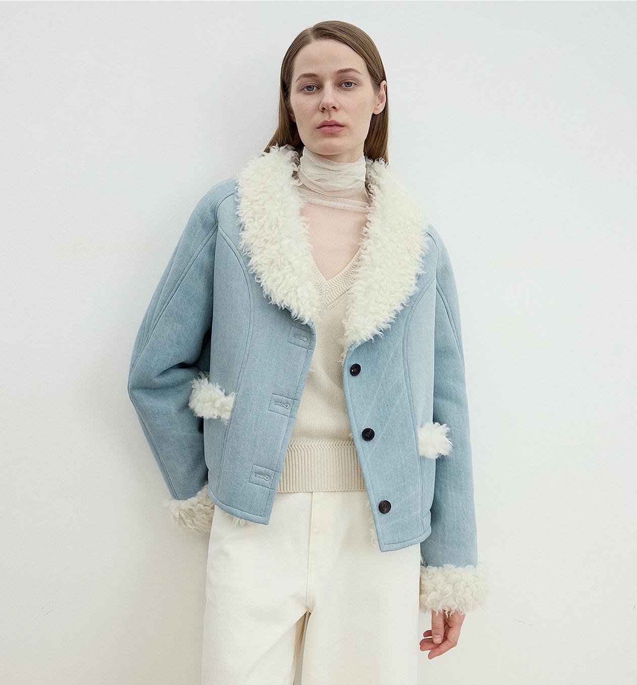 Short premium wool coat with contrast collar - Elegance and warmth
