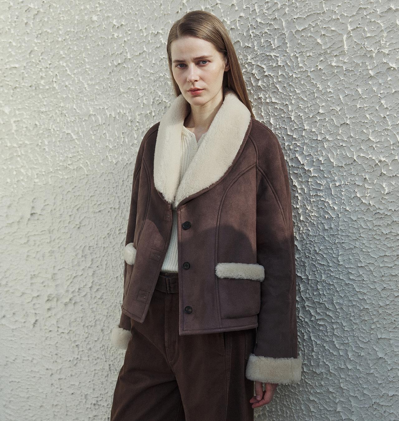 Short premium wool coat with contrast collar - Elegance and warmth