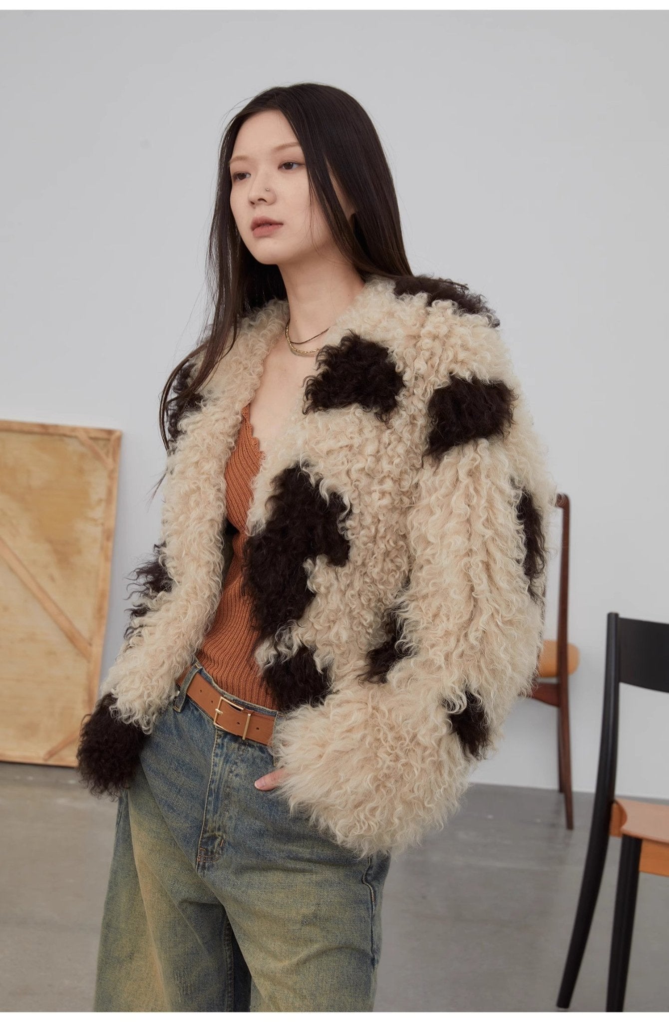 Abrigo Corto de Piel Rizada Bicolor — Estilo Único con Textura Natural y Encanto Urbano Women's Fashion - Women's Clothing - Jackets & Coats - Real Fur | Zulter VIP