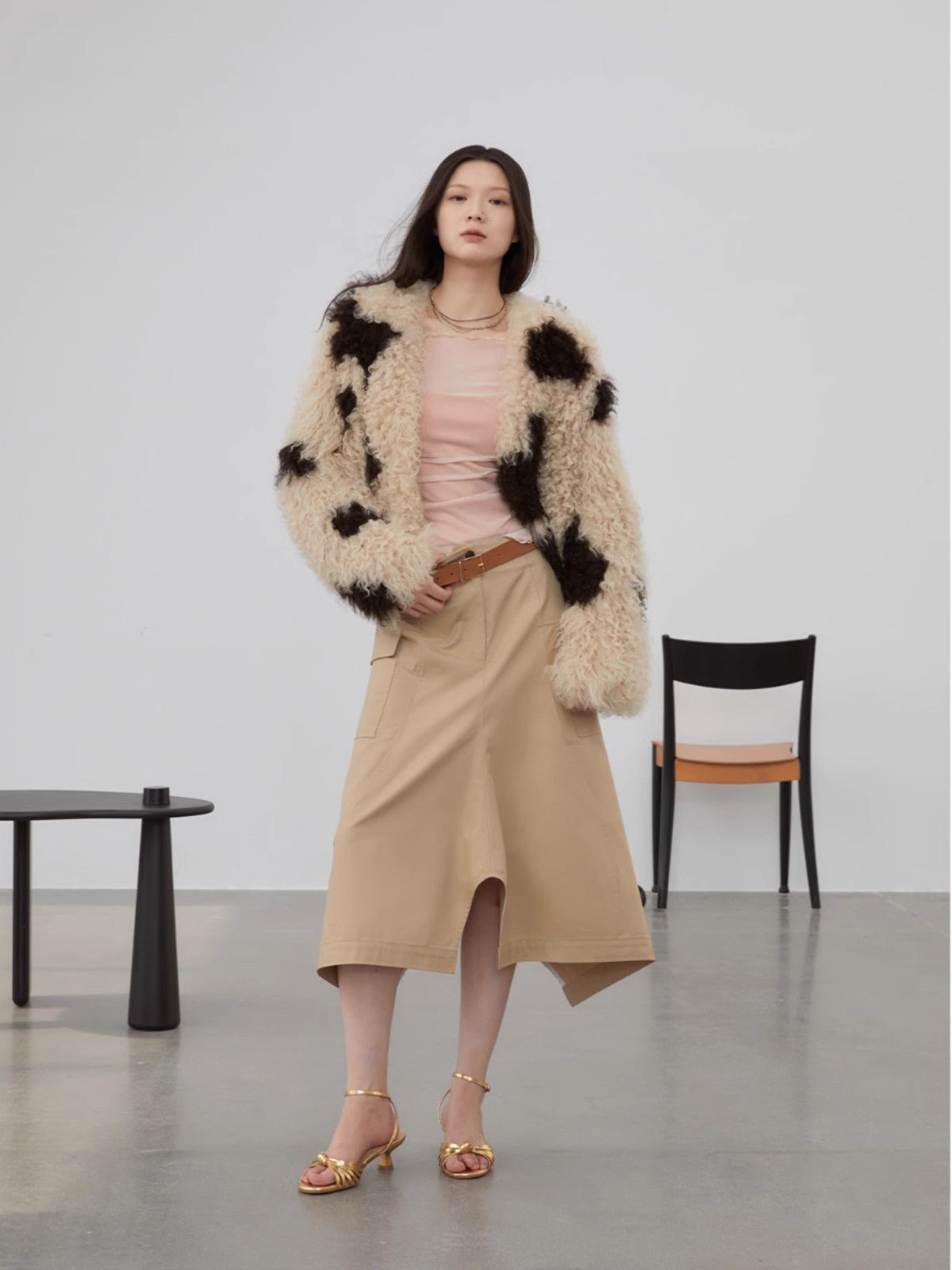 Abrigo Corto de Piel Rizada Bicolor — Estilo Único con Textura Natural y Encanto Urbano Women's Fashion - Women's Clothing - Jackets & Coats - Real Fur | Zulter VIP