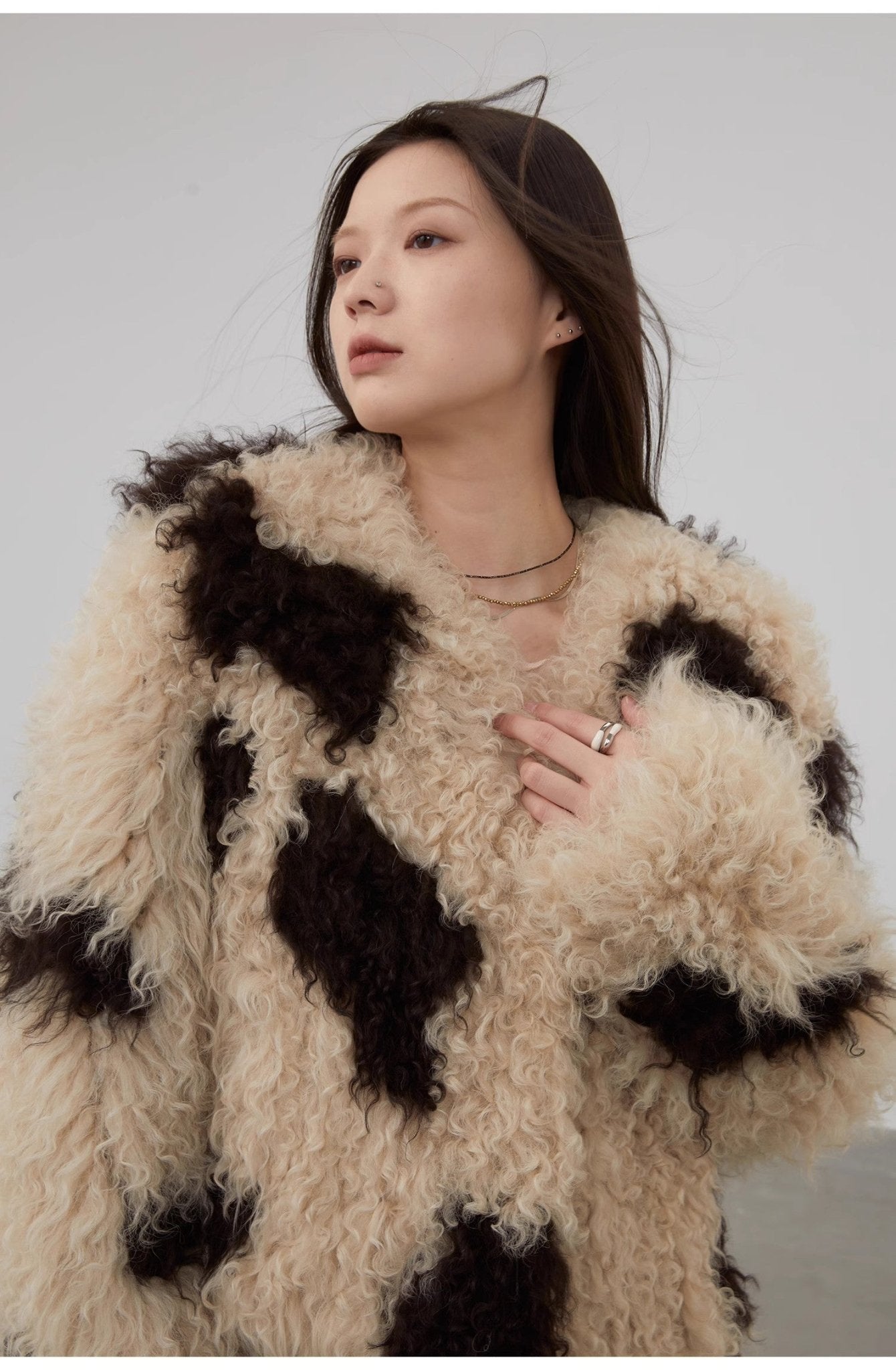 Abrigo Corto de Piel Rizada Bicolor — Estilo Único con Textura Natural y Encanto Urbano Women's Fashion - Women's Clothing - Jackets & Coats - Real Fur | Zulter VIP