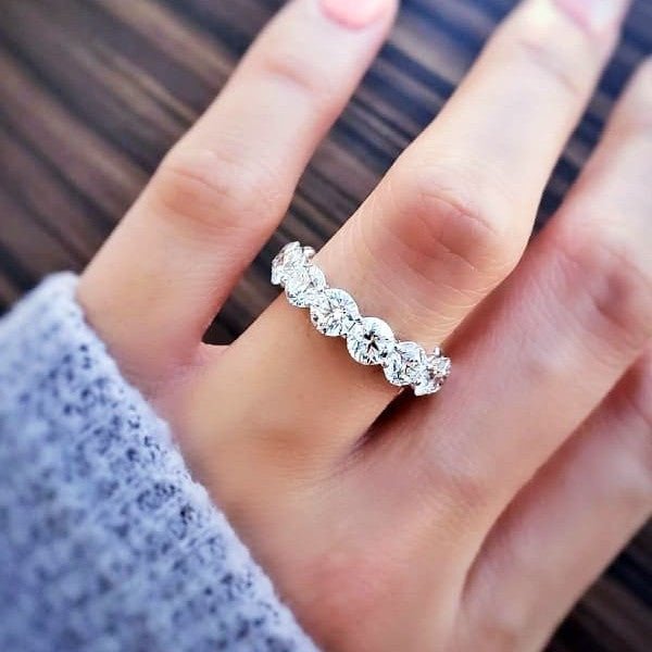 Anillo de eternidad con 5 quilates de moissanita en oro 14K (acabado blanco, amarillo o rosa) Jewelry & Accessories - Rings | Zulter VIP