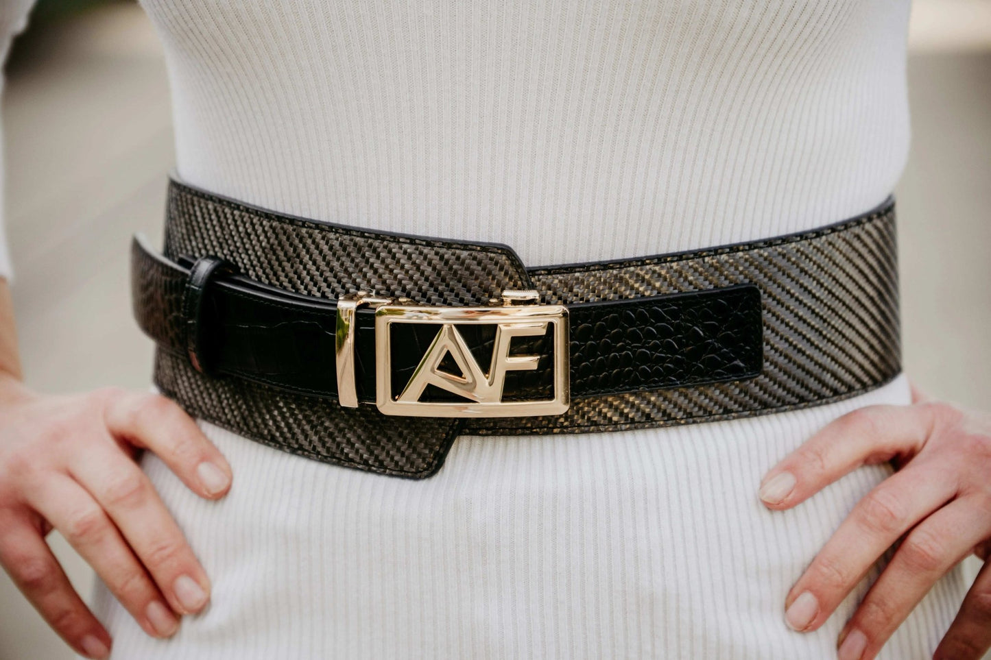 Cinturón exclusivo de carbono para mujer Assure Fashion – Elegancia y resistencia de lujo Women's Fashion - Women's Accessories - Women's Belts | Zulter VIP
