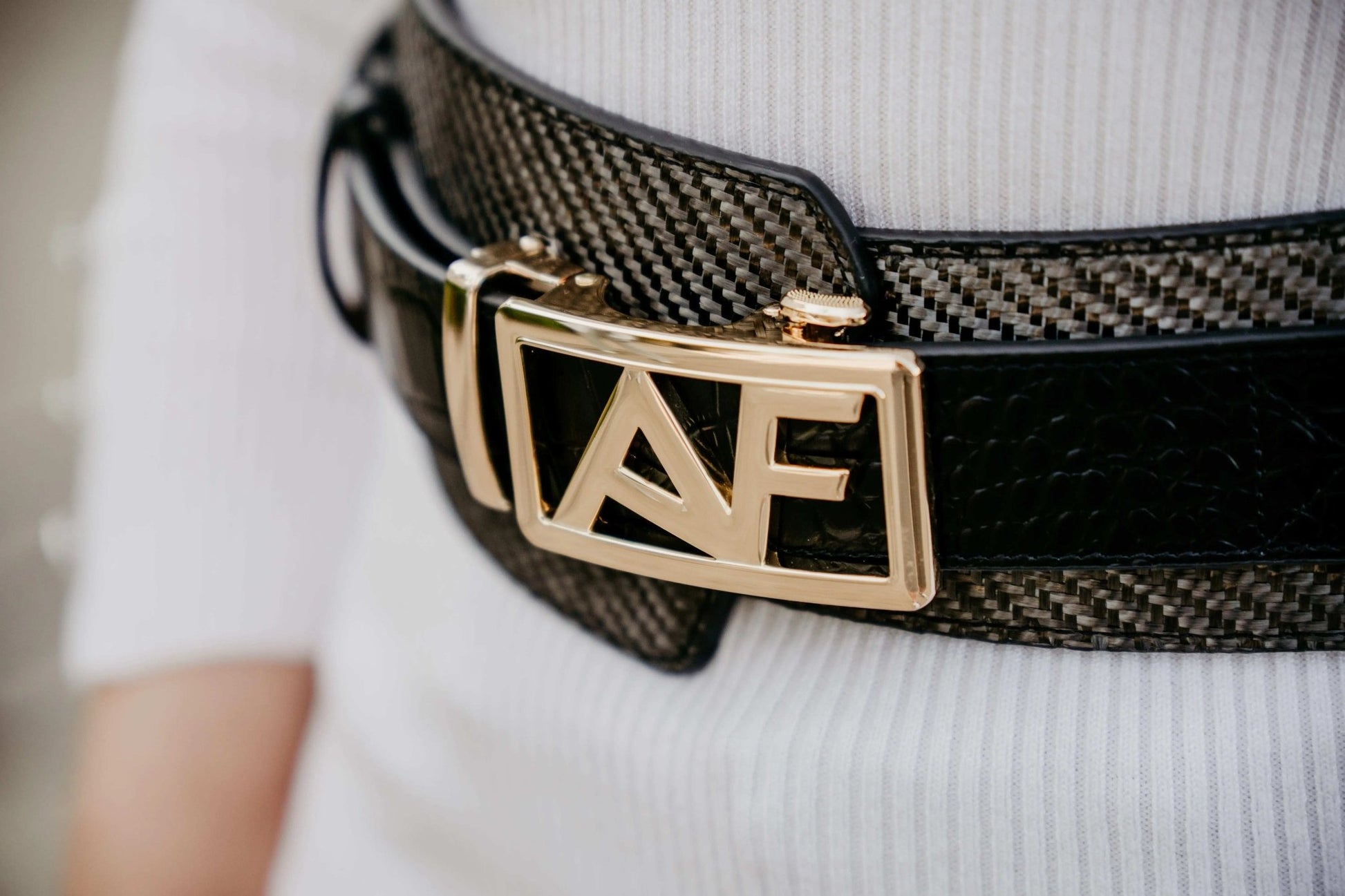 Cinturón exclusivo de carbono para mujer Assure Fashion – Elegancia y resistencia de lujo Women's Fashion - Women's Accessories - Women's Belts | Zulter VIP