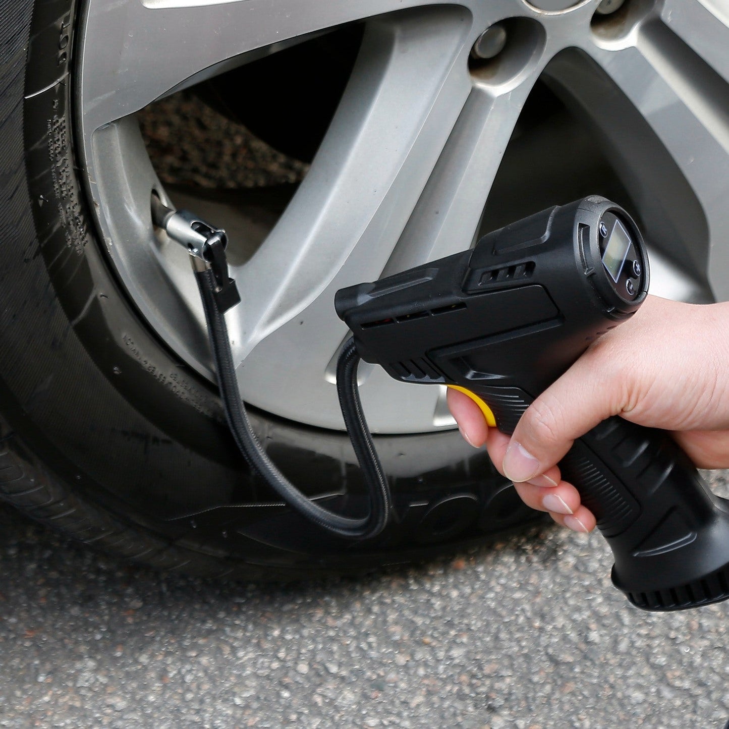 "Tragbarer digitaler Inflator mit LED-Licht - Pumpen Sie Ihr Auto in 5 Minuten auf".