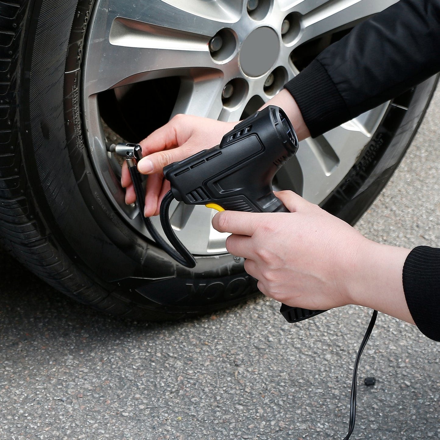 "Tragbarer digitaler Inflator mit LED-Licht - Pumpen Sie Ihr Auto in 5 Minuten auf".