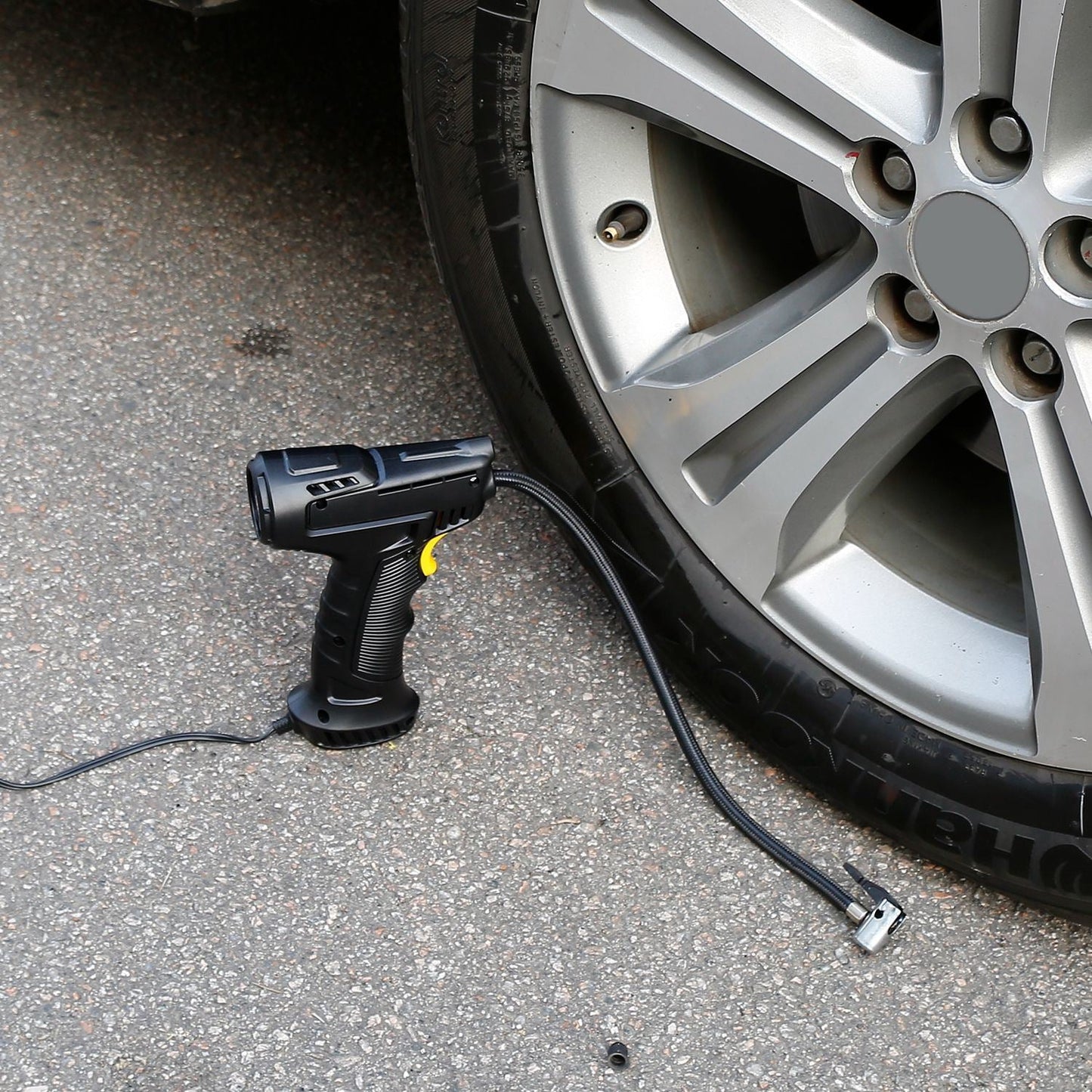"Tragbarer digitaler Inflator mit LED-Licht - Pumpen Sie Ihr Auto in 5 Minuten auf".