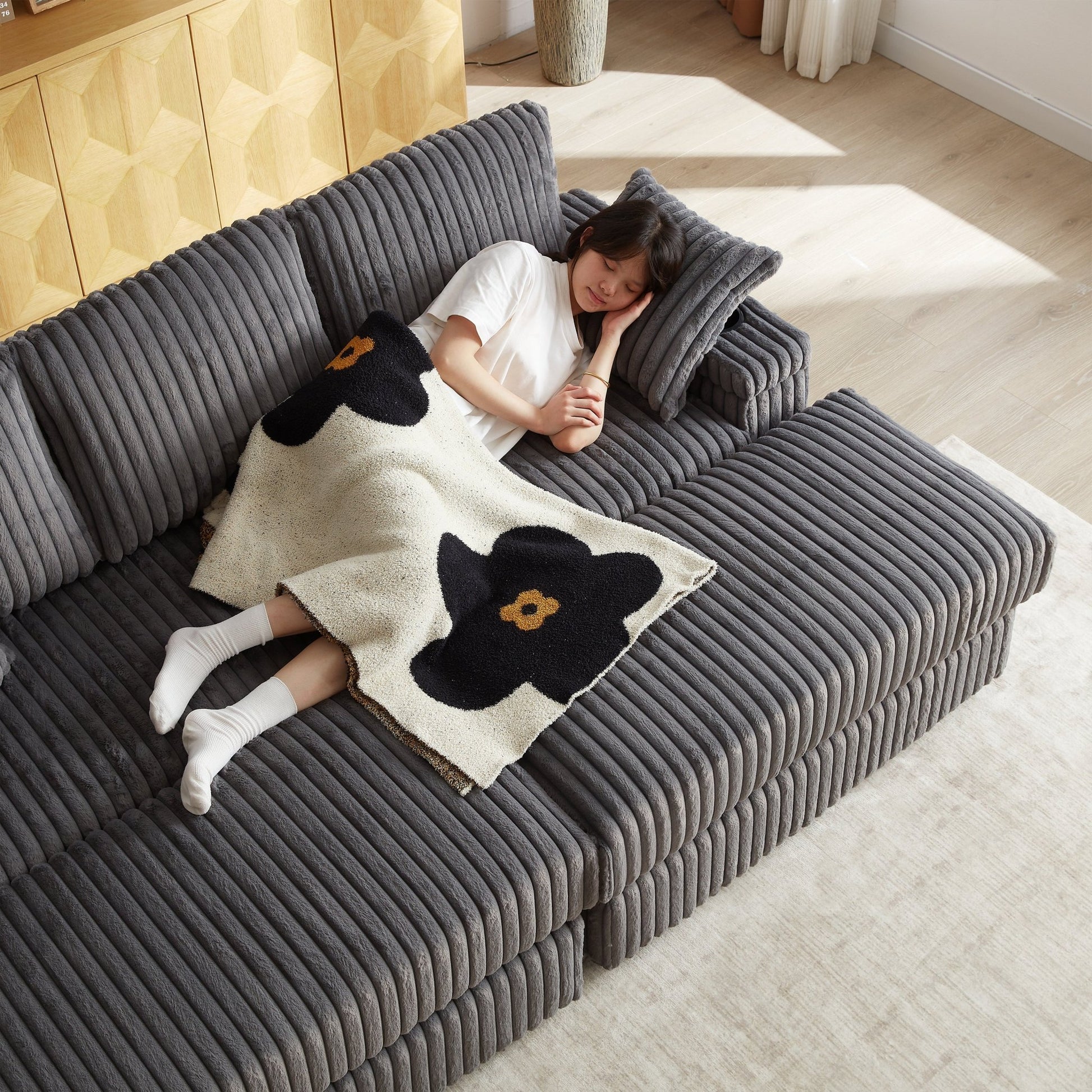 Sofá de pana 3 plazas con cojines y otomana – Estilo moderno Home & Garden - Furniture - Home Furniture | Zulter VIP