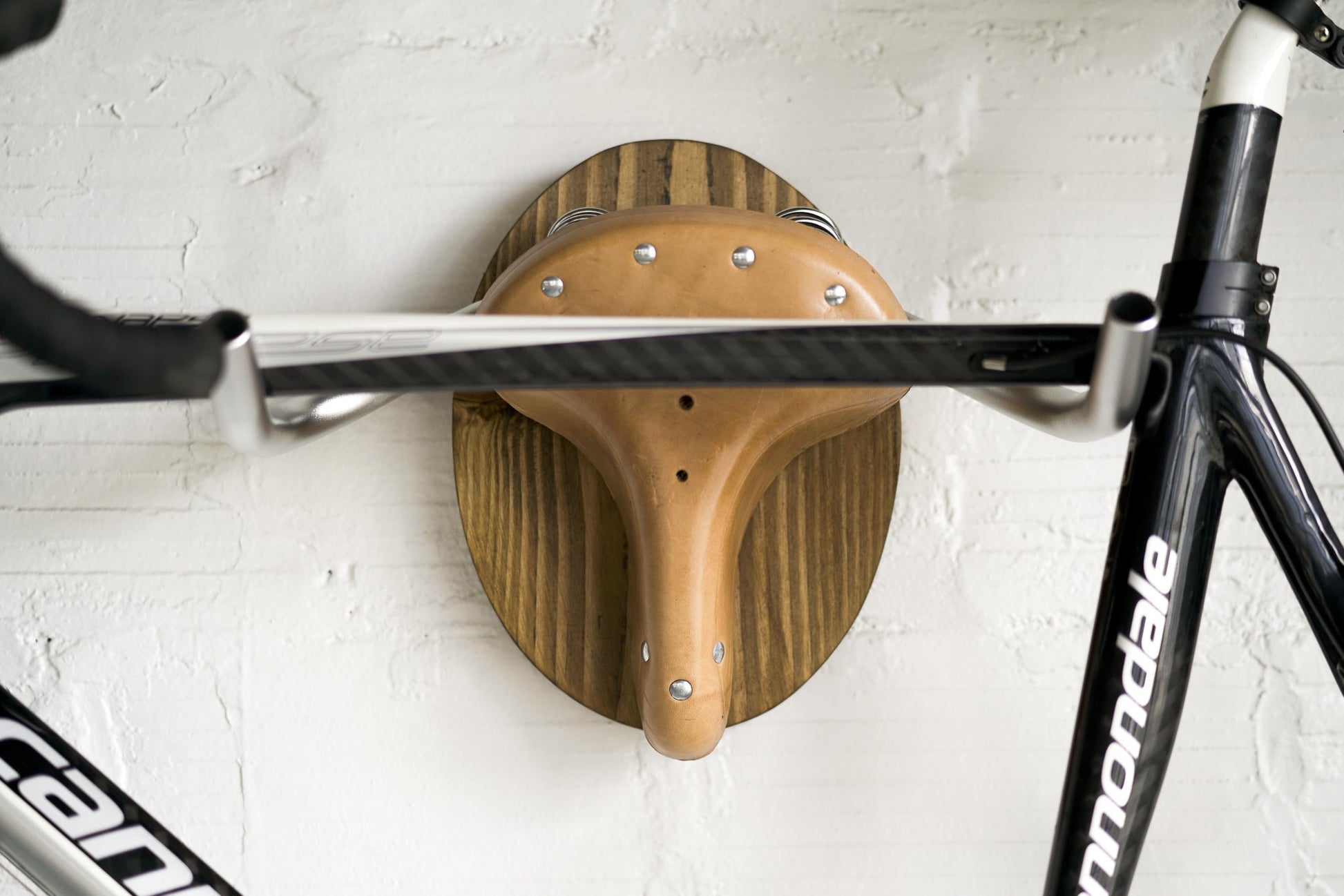 Soporte de pared artesanal para bicicleta – Diseño exclusivo en madera Home & Garden - Furniture - Home Furniture | Zulter VIP