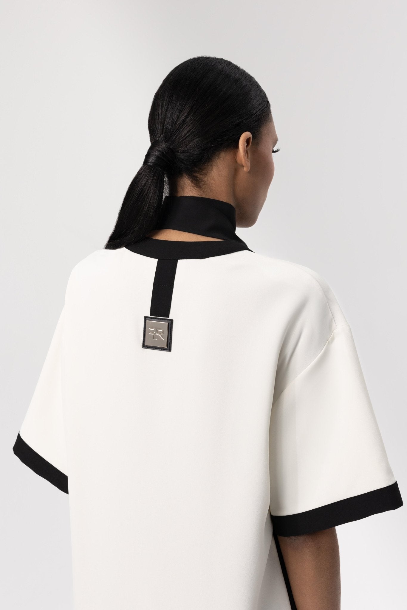 👗 Vestido Leche con Cuello en V – Elegancia Atemporal FREISI Women's Fashion - Women's Clothing - Dress | Zulter VIP