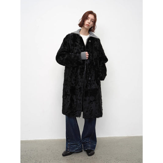 Langer Schafsfellmantel mit gekräuselter Wolle - Pure Wärme und zeitlose Eleganz