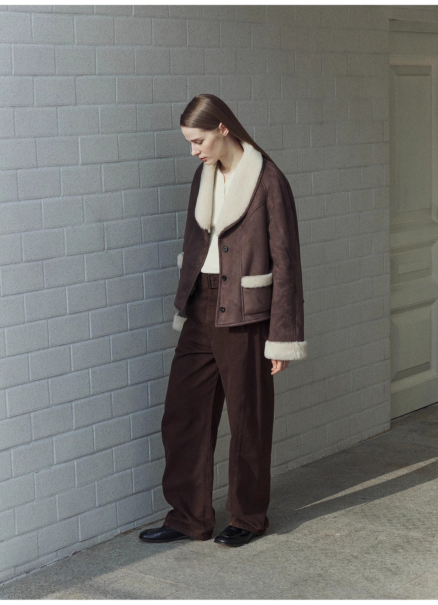 Short premium wool coat with contrast collar - Elegance and warmth