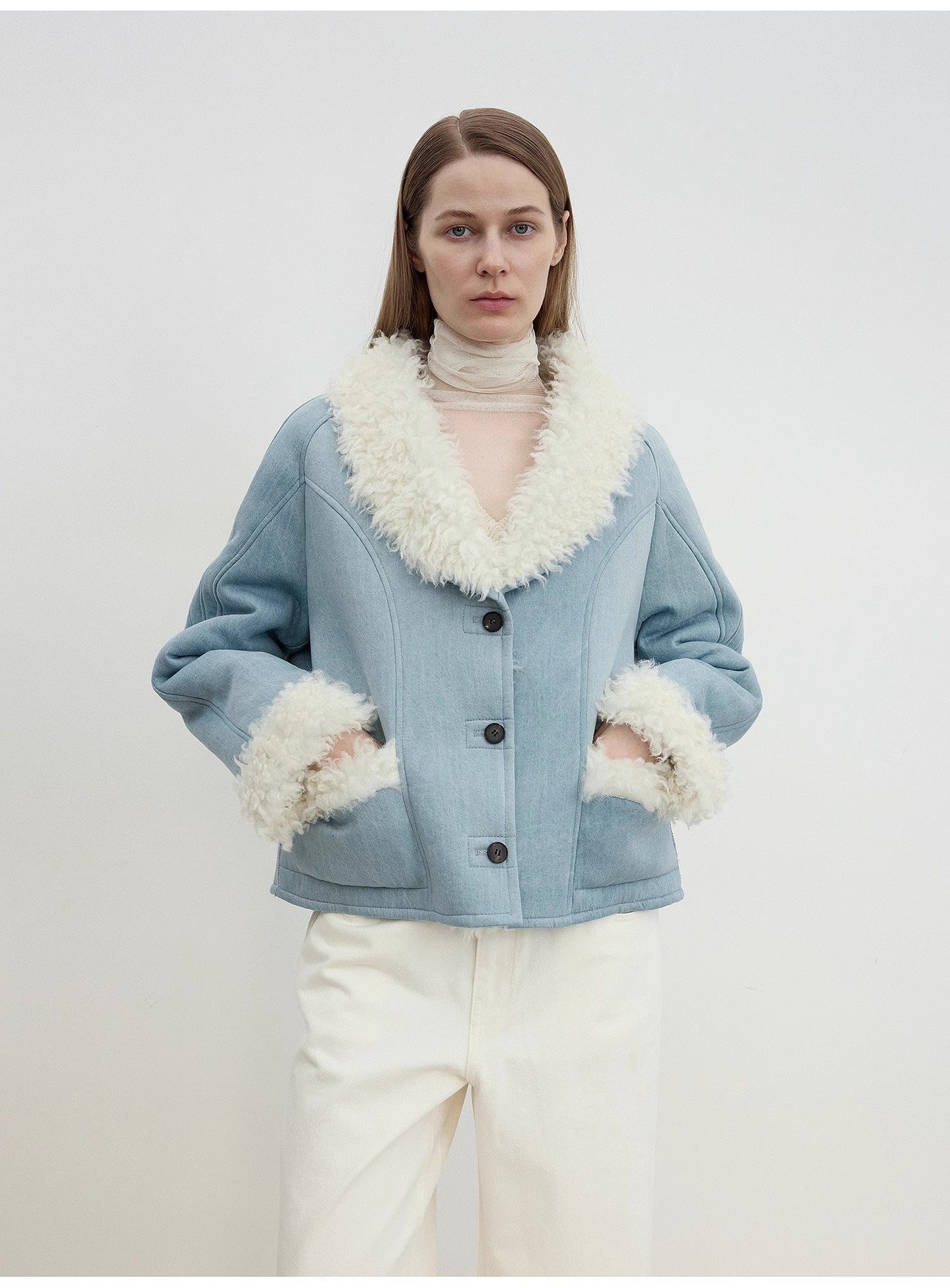 Short premium wool coat with contrast collar - Elegance and warmth