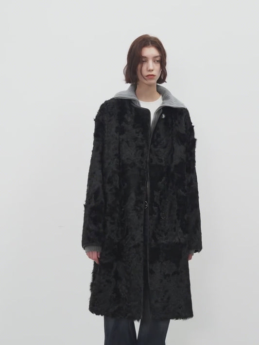 Langer Schafsfellmantel mit gekräuselter Wolle - Pure Wärme und zeitlose Eleganz