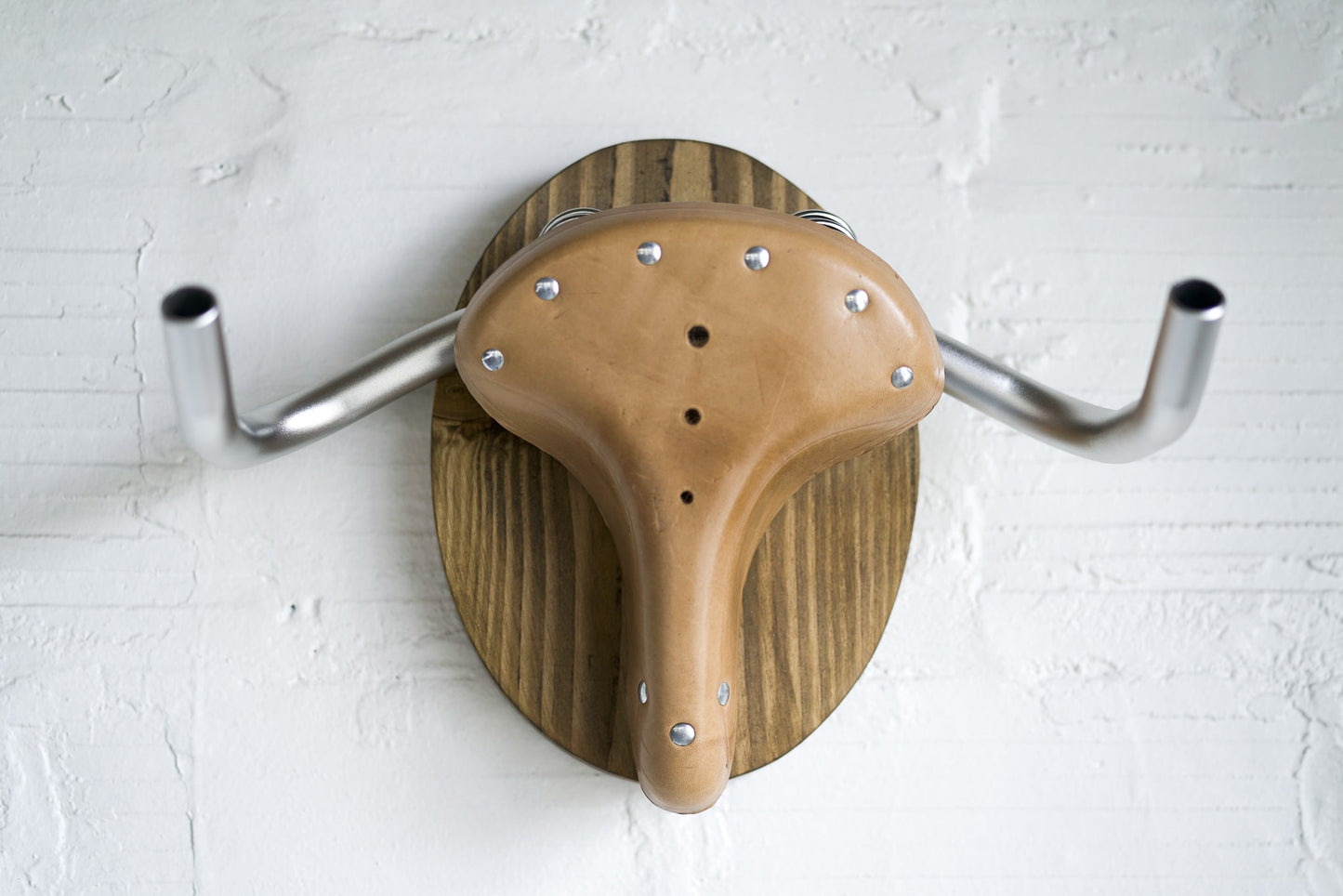 Soporte de pared artesanal para bicicleta – Diseño exclusivo en madera