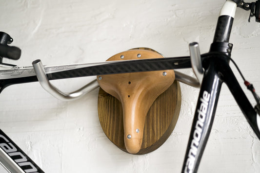 Soporte de pared artesanal para bicicleta – Diseño exclusivo en madera