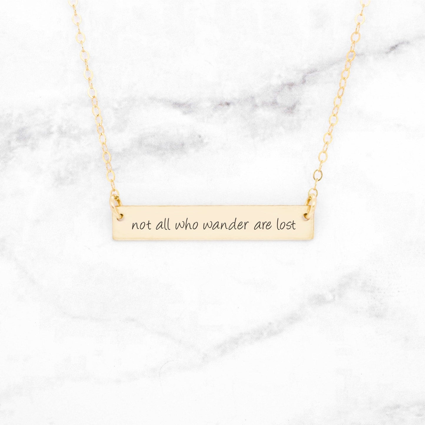 Collier "Tous ceux qui errent ne sont pas perdus" - un message qui inspire et accompagne.
