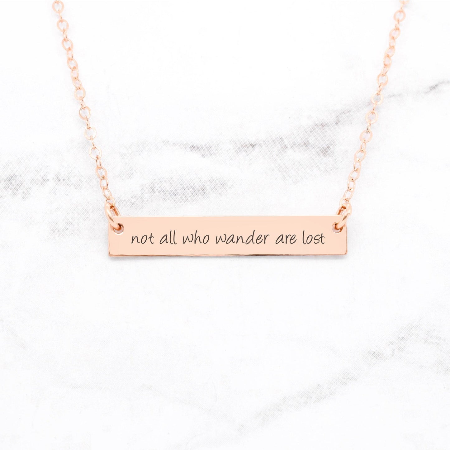 Collier "Tous ceux qui errent ne sont pas perdus" - un message qui inspire et accompagne.