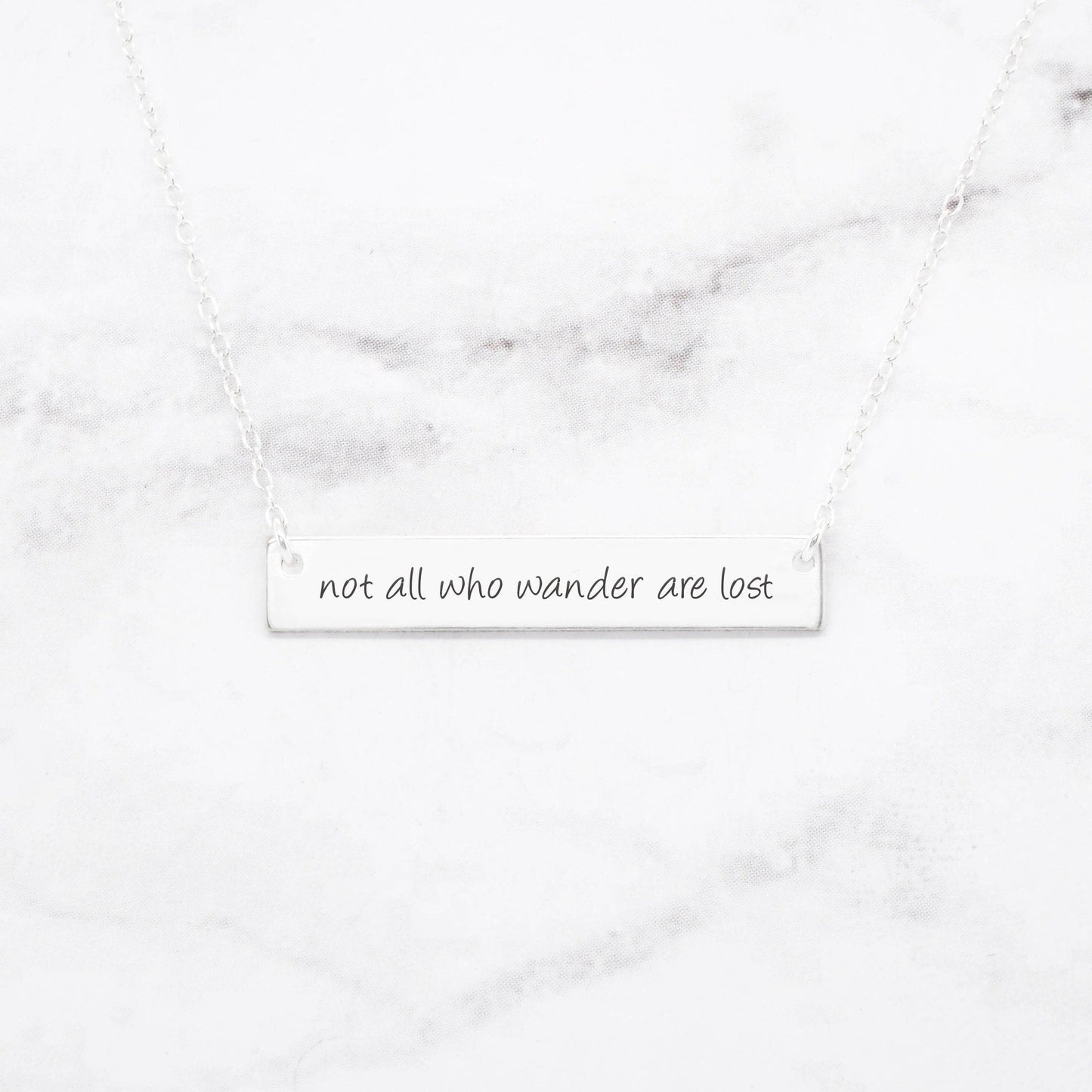 Collier "Tous ceux qui errent ne sont pas perdus" - un message qui inspire et accompagne.