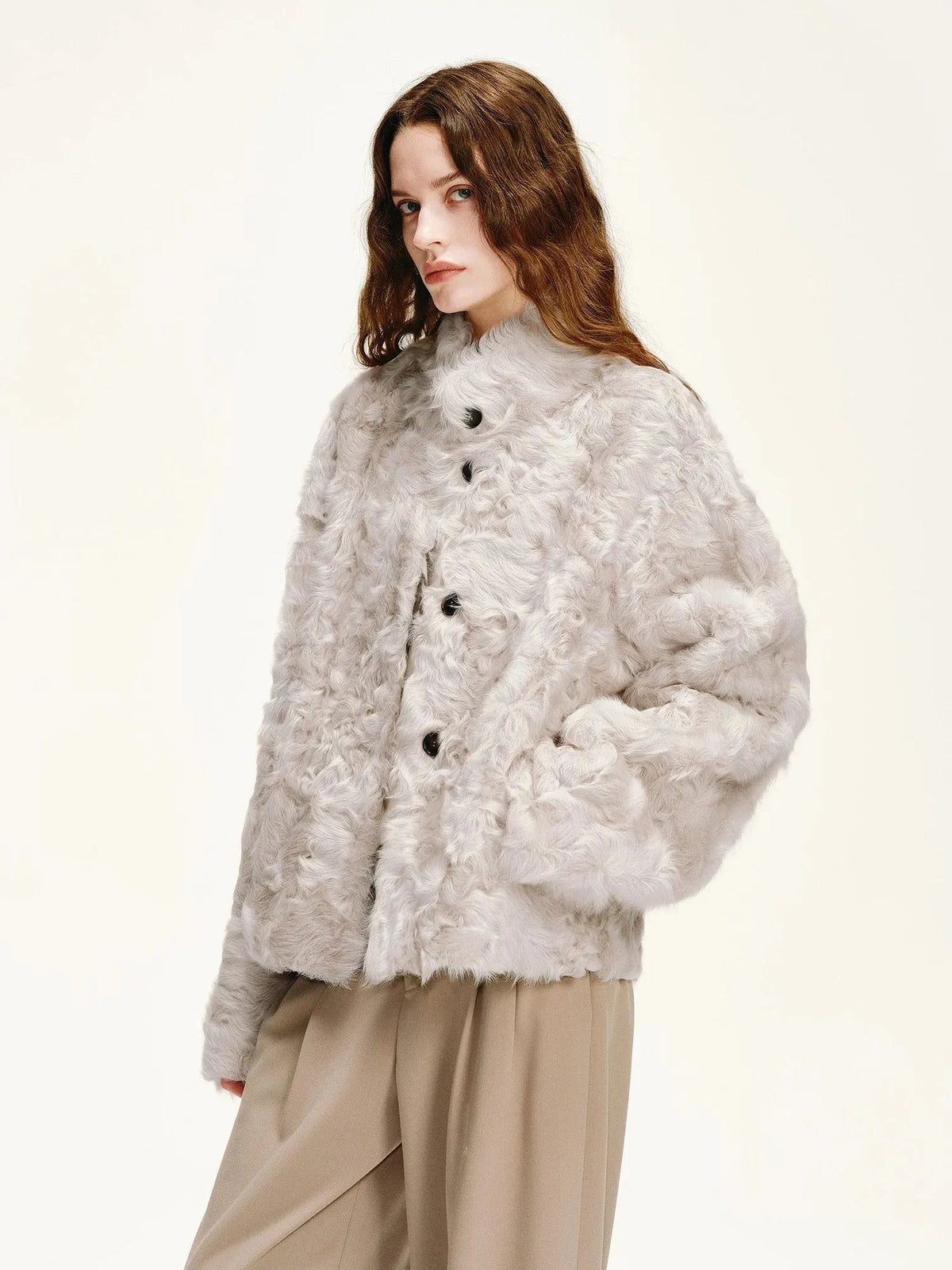 Abrigo Corto de Piel de Oveja Natural Young Hu para Mujer Firelady Fur – Cuello Alto y Textura Ondulada Women's Fashion - Women's Clothing - Jackets & Coats - Real Fur | Zulter VIP .