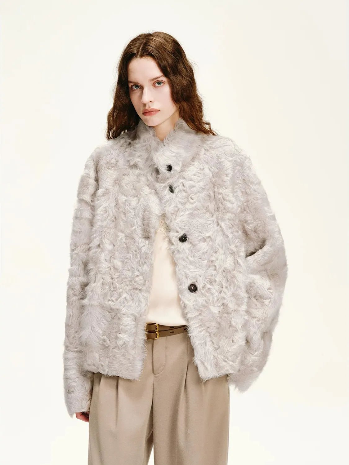 Abrigo Corto de Piel de Oveja Natural Young Hu para Mujer Firelady Fur – Cuello Alto y Textura Ondulada Women's Fashion - Women's Clothing - Jackets & Coats - Real Fur | Zulter VIP .