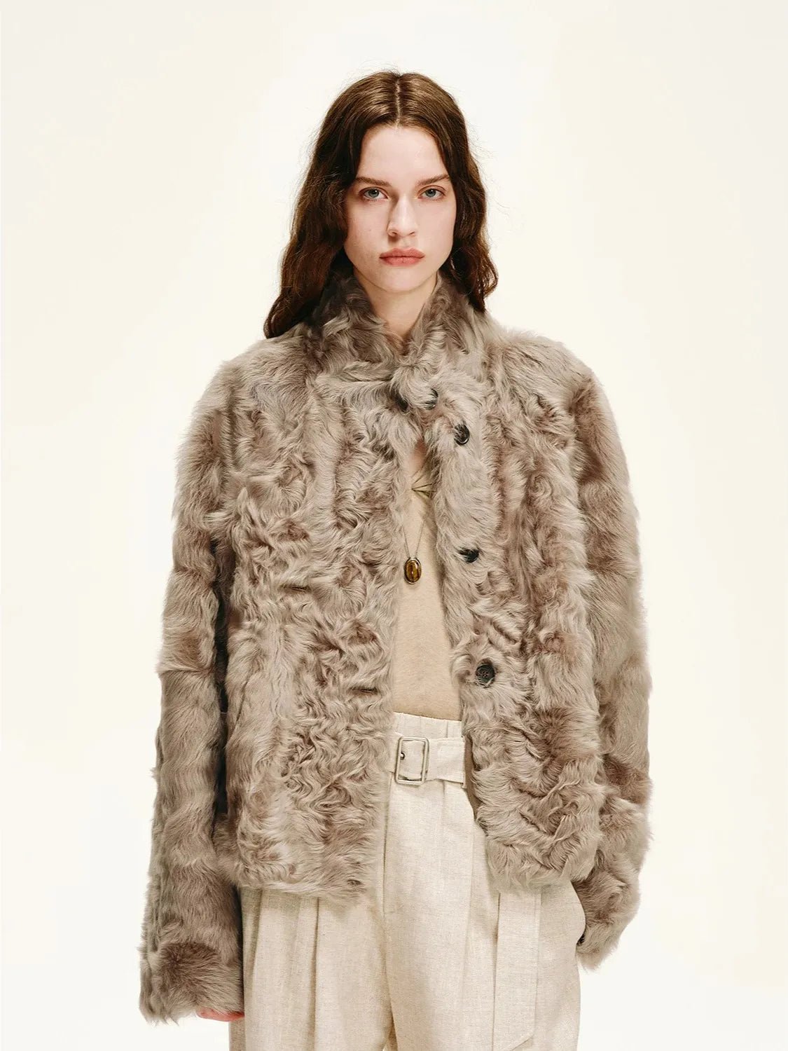 Abrigo Corto de Piel de Oveja Natural Young Hu para Mujer Firelady Fur – Cuello Alto y Textura Ondulada Women's Fashion - Women's Clothing - Jackets & Coats - Real Fur | Zulter VIP .