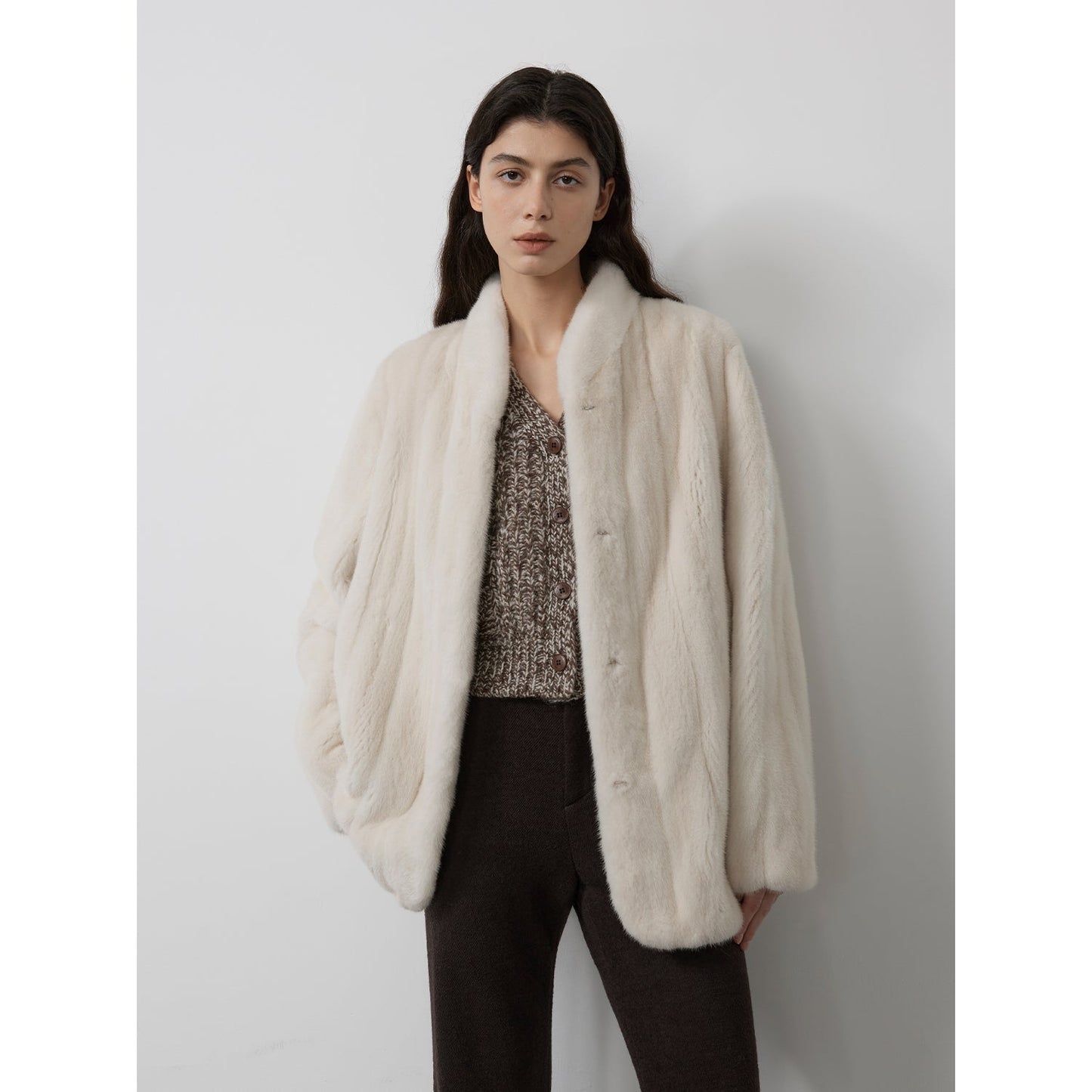 Abrigo corto de piel premium con cuello alto y acabado café cálido Women's Fashion - Women's Clothing - Jackets & Coats - Real Fur | Zulter VIP .