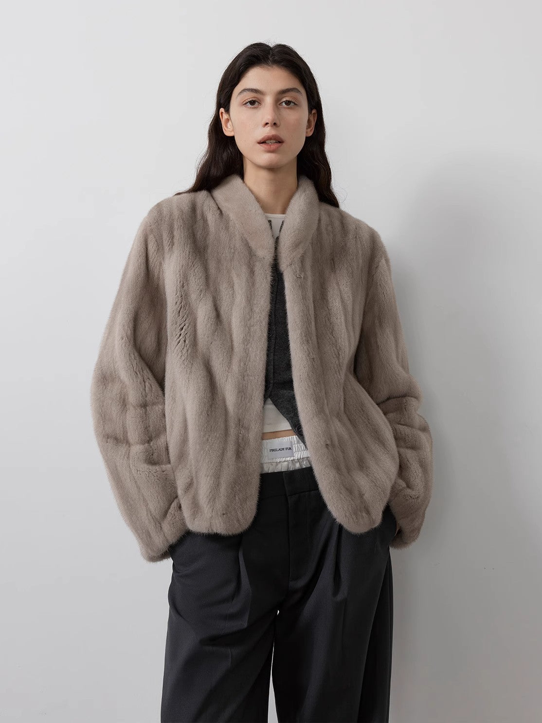 Abrigo corto de piel premium con cuello alto y acabado café cálido Women's Fashion - Women's Clothing - Jackets & Coats - Real Fur | Zulter VIP .