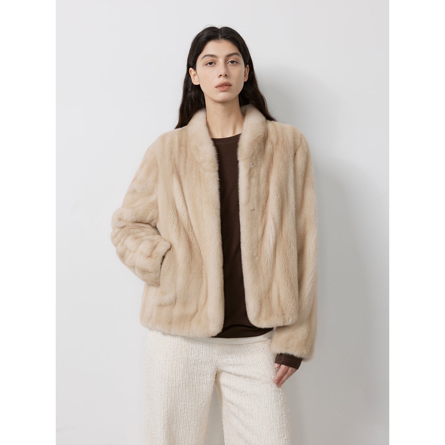 Abrigo corto de piel premium con cuello alto y acabado café cálido Women's Fashion - Women's Clothing - Jackets & Coats - Real Fur | Zulter VIP .