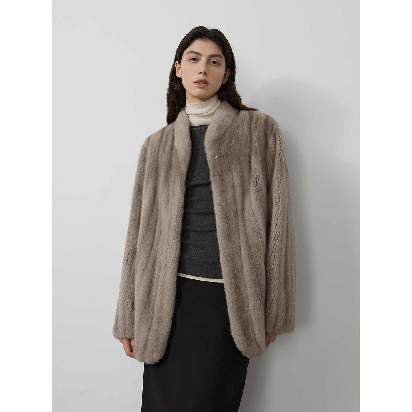 Abrigo corto de piel premium con cuello alto y acabado café cálido Women's Fashion - Women's Clothing - Jackets & Coats - Real Fur | Zulter VIP .