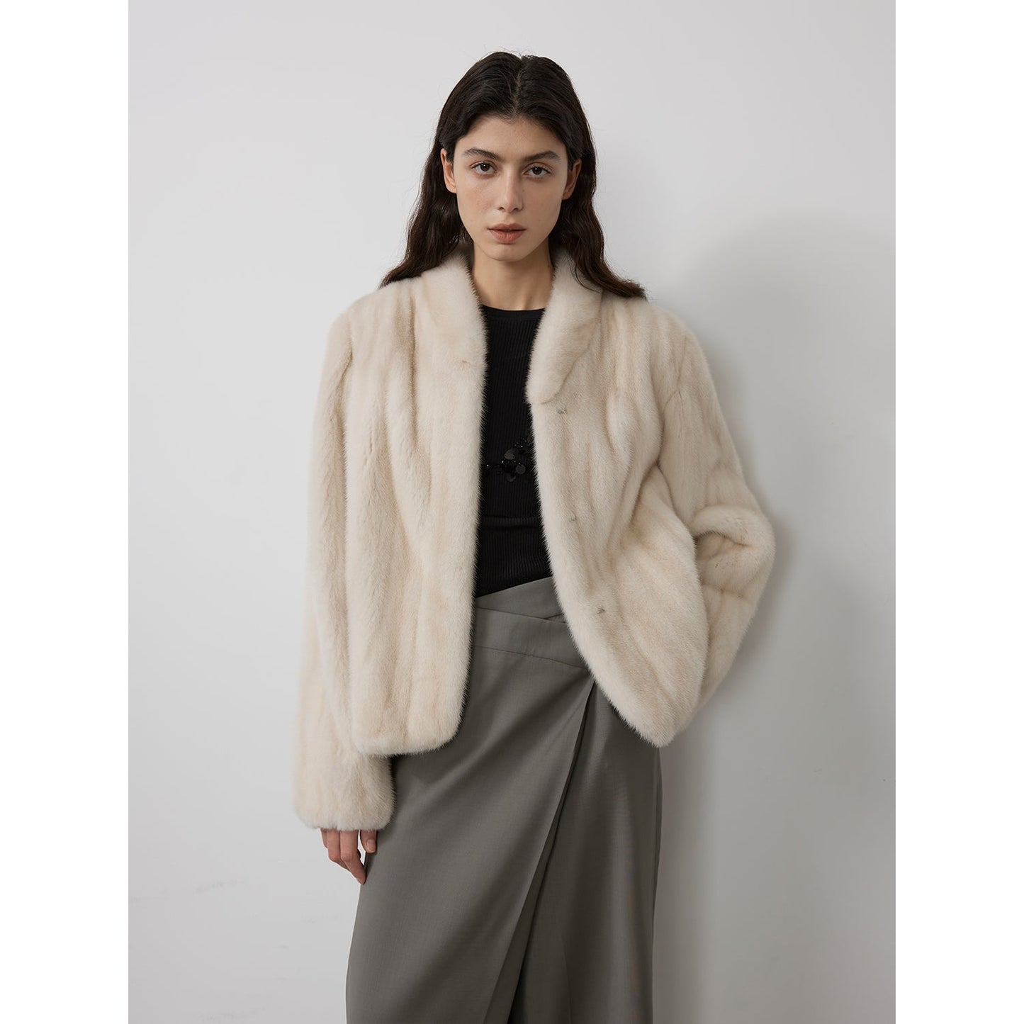 Abrigo corto de piel premium con cuello alto y acabado café cálido Women's Fashion - Women's Clothing - Jackets & Coats - Real Fur | Zulter VIP .