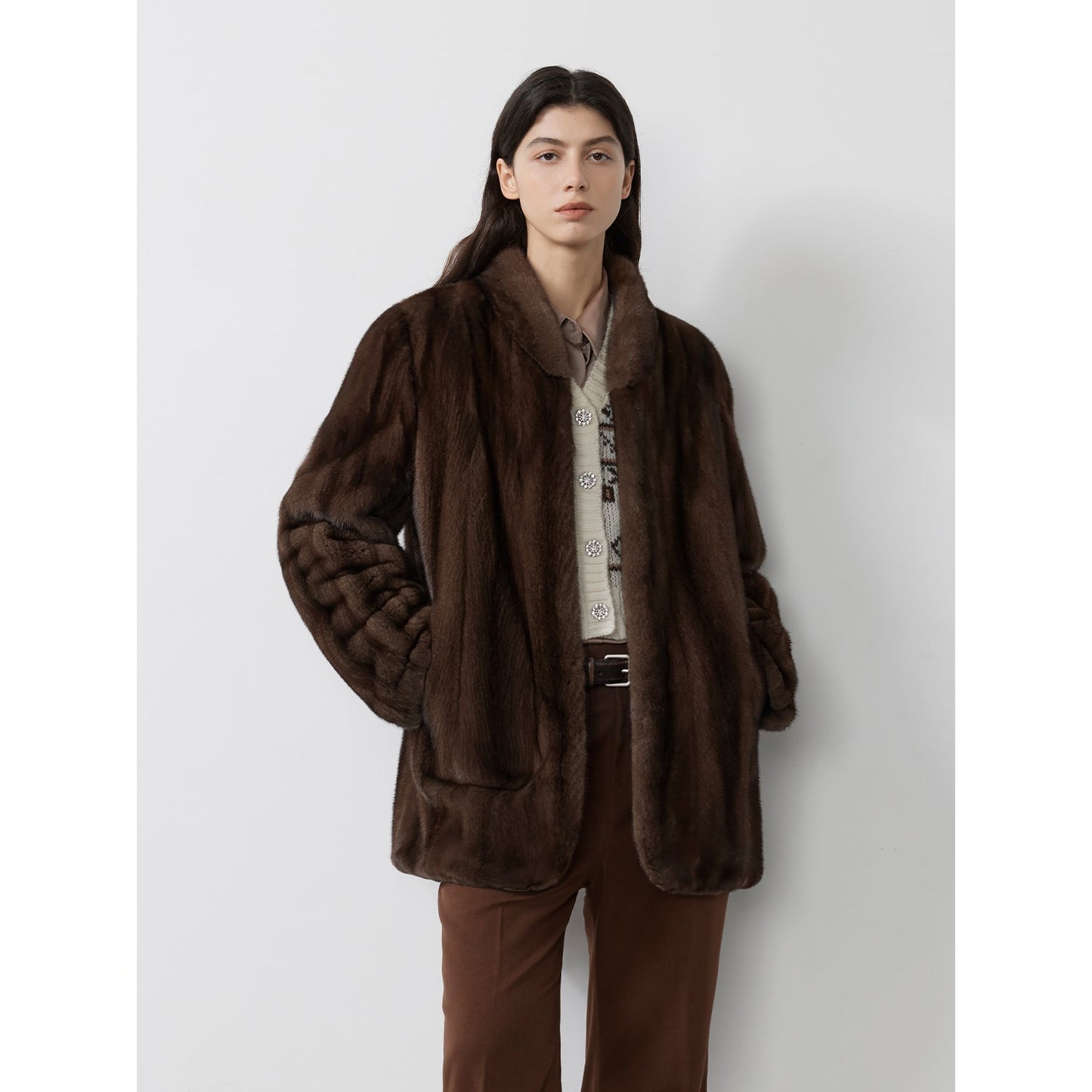 Abrigo corto de piel premium con cuello alto y acabado café cálido Women's Fashion - Women's Clothing - Jackets & Coats - Real Fur | Zulter VIP .